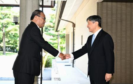 　ミクロネシア連邦のシミナ大統領を出迎えられる天皇陛下＝２９日午前、皇居・御所（代表撮影）