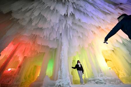 　北海道上川町で始まった「層雲峡温泉氷瀑まつり」を楽しむ人たち＝２４日夕