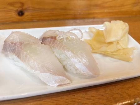 　陸上養殖されたホッケを使用したすし（北海道白老町提供）