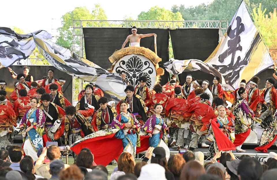 飛騨市の古川祭をテーマにした演舞を披露する「半布里」の若者たち＝１０月、美濃加茂市山之上町、ぎふ清流里山公園