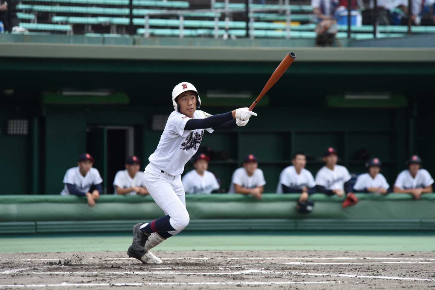 岐阜第一×岐阜各務野＝１回裏岐阜第一、適時打を放つ目川＝長良川