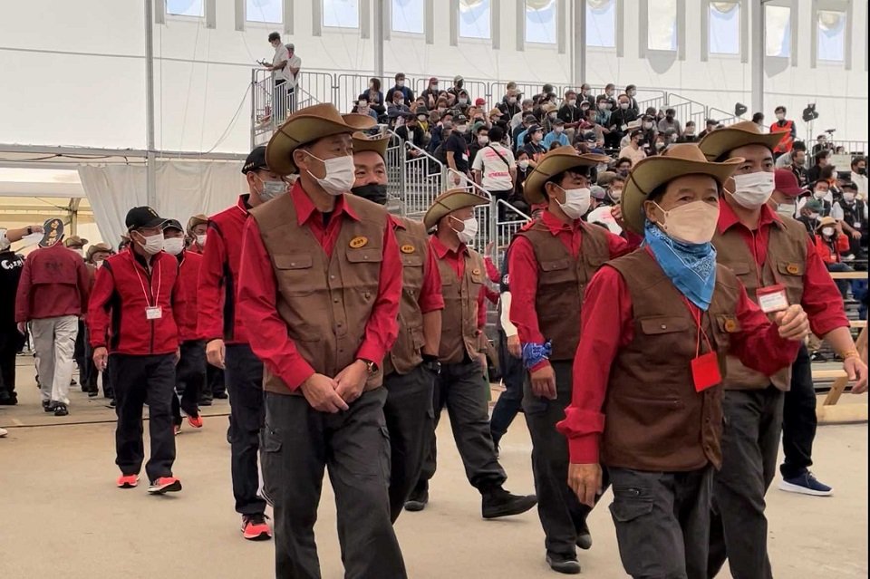 閉会式の会場に入る県代表＝１０日午前、鹿児島県霧島市