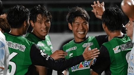 ＦＣ岐阜×ＹＳ横浜＝前半２６分、先制点を決め喜ぶＦＷ粟飯原（中央）＝長良川競技場