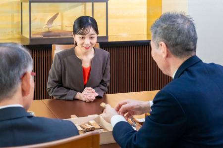 　伝統工芸士らと懇談される佳子さま＝１３日午後、東京・元赤坂（宮内庁提供）