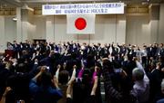 　北朝鮮による拉致被害者の帰国を求める「国民大集会」で気勢を上げる出席者ら＝２４日午後、東京都千代田区