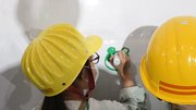 御望山トンネル工事現場で防水シートに絵を描く児童たち＝岐阜市御望