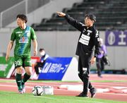 ＦＣ岐阜×相模原＝後半、ピッチサイドから選手に指示を飛ばすＦＣ岐阜の横山雄次監督＝長良川競技場