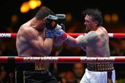 　ヘビー級世界戦でリコ・フェルフーフェン（左）と対戦するオレクサンドル・ウシク＝２３日、ギザ（ゲッティ＝共同）