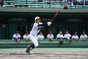 岐阜第一×岐阜各務野＝１回裏岐阜第一、適時打を放つ目川＝長良川