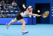 　シングルス１回戦でプレーする坂詰姫野＝有明テニスの森公園
