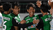 ＦＣ岐阜×ＹＳ横浜＝前半２６分、先制点を決め喜ぶＦＷ粟飯原（中央）＝長良川競技場