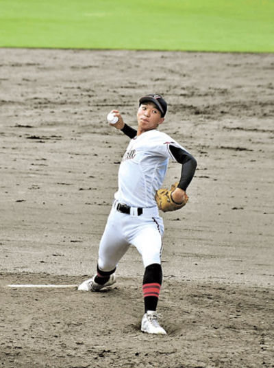 岐阜城北×土岐商＝３回⅔を好救援した岐阜城北の長屋＝長良川