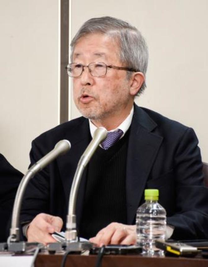 　提訴後に記者会見する飯村豊さん＝２４日午後、東京・霞が関の司法記者クラブ