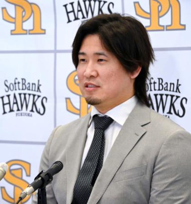 　契約更改し、記者会見するソフトバンク・杉山＝１９日、みずほペイペイドーム