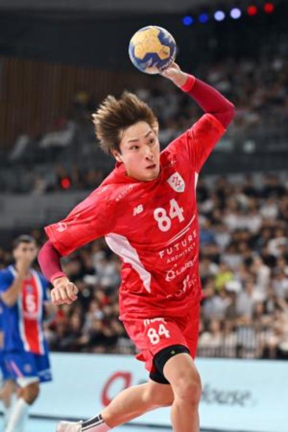 　ジークスター東京―パリ・サンジェルマン　前半、シュートを放つジークスター東京・柴山＝有明アリーナ