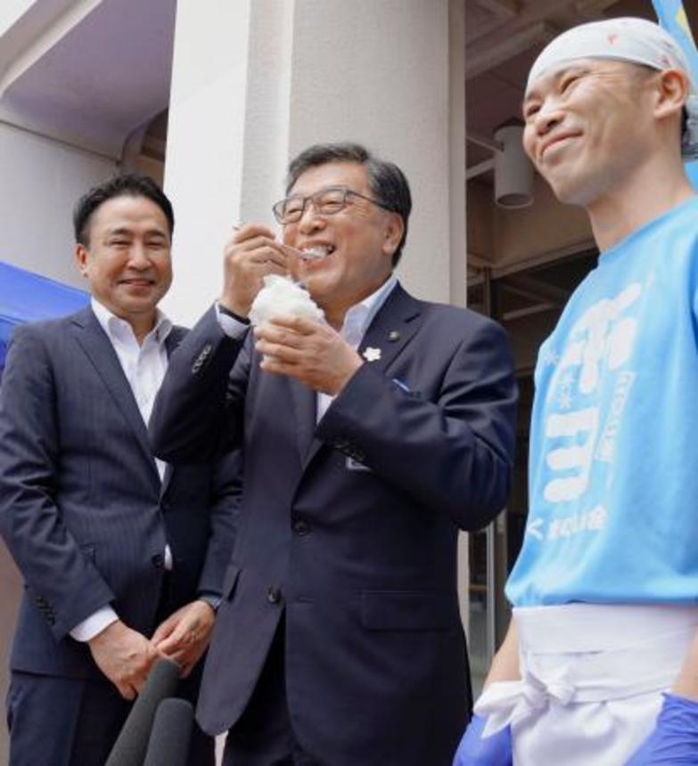 　ヨーグルトを使ったかき氷を試食する熊谷市の小林哲也市長（中央）ら＝２７日午後、埼玉県熊谷市