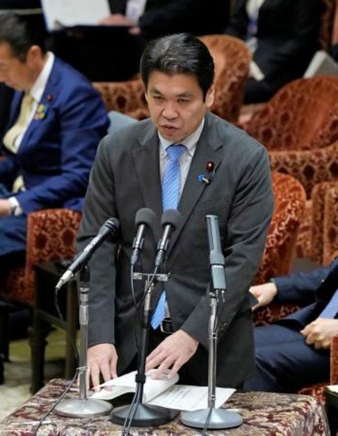 　衆院予算委の省庁別審査で説明する松本文科相＝５日午前