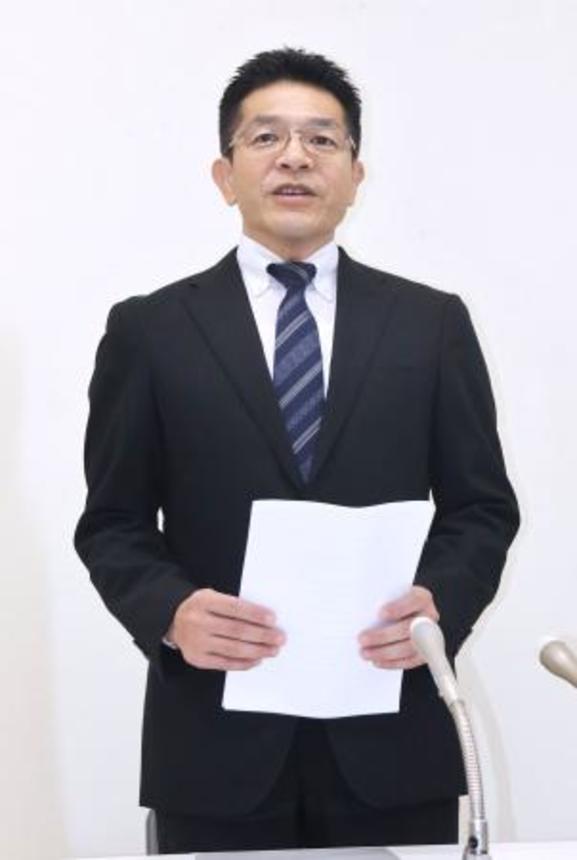 　福岡県議会の金銭授受疑惑を巡り、記者会見する自民党県議団の樋口明元議長＝２日午前、福岡県庁