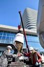 衣笠文彦さん（右）の手で修復され移設された「マルゾッコ像」＝岐阜市役所