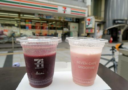 　セブン―イレブン・ジャパンが販売するスムージーの商品＝３日午後、東京都内