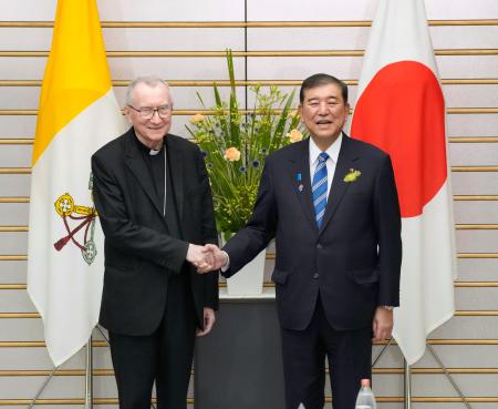 　会談前に、ローマ教皇庁のパロリン国務長官（左）と握手する石破首相＝３０日午後、首相官邸