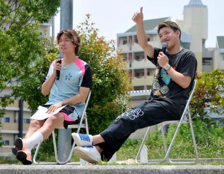 　トークショーでサッカーＷ杯への意気込みを語る日本代表の板倉滉（左）と堂安律＝２２日、神戸市東灘区