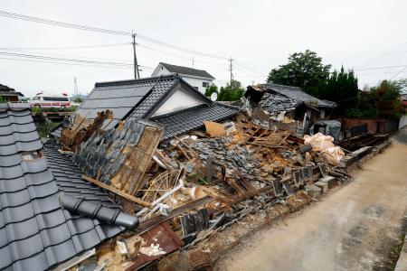 　地震で損壊した熊本県氷川町の家屋＝１０日午前