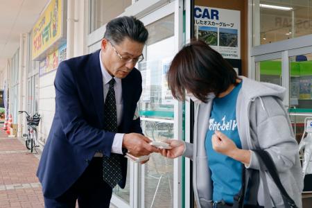 　情報提供を呼びかける富山県警の奥村真一捜査１課長（左）＝１８日午後、富山市