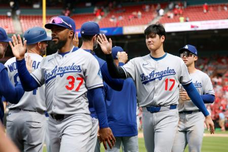 　８日、カージナルスに勝利し、タッチを交わすドジャース・大谷（１７）＝セントルイス（共同）