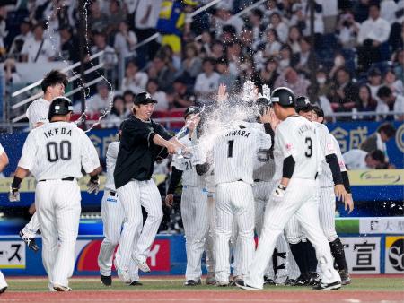 　９回、ヤクルト・大西の暴投で三走藤原（１）がサヨナラの生還を果たし、手荒い祝福をするロッテナイン＝ＺＯＺＯマリン