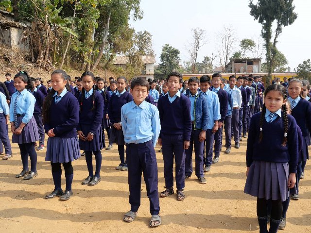 学校での朝礼の様子。皆で国歌を歌う＝ネパール