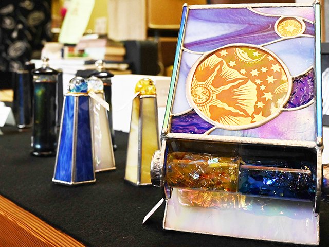 いろいろな万華鏡が並ぶ店内＝土岐市泉町久尻、かふぇ・ぎゃらりぃ五斗蒔