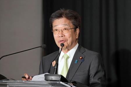 　南アフリカ東部のダーバン郊外で取材に応じる加藤財務相＝１７日（共同）