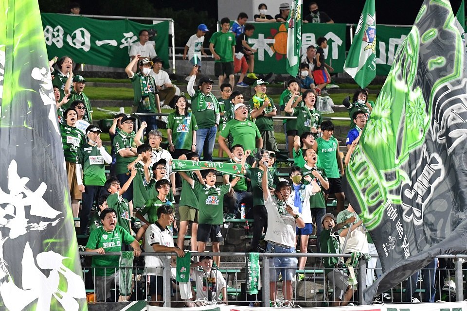 チャントを歌って選手を鼓舞するＦＣ岐阜のサポーターたち＝長良川競技場