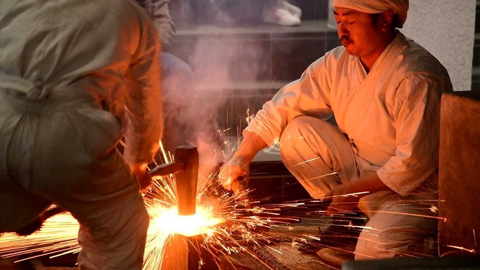 １４００度まで熱した玉鋼に大つちが振り落とされると、激しい火花が周囲に飛び散る。鍛錬の見せ場の一つだ