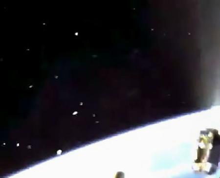 　Ｈ３ロケット１段目と２段目の分離時に搭載カメラで撮影された、衛星とみられる物体（右下）。背景に地球や、飛び散る破片のようなものが見える（ＪＡＸＡの資料から）