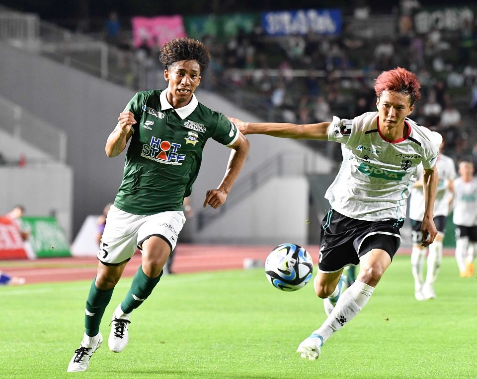ＦＣ岐阜×岩手＝前半、ボールを追うＦＣ岐阜のＦＷンドカ＝長良川競技場