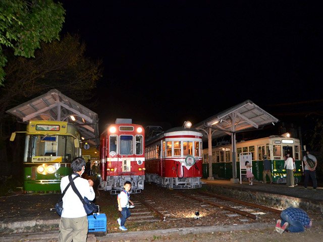 一般市民も大勢訪れた車両のライトアップ＝美濃市広岡町、旧名鉄美濃町線美濃駅