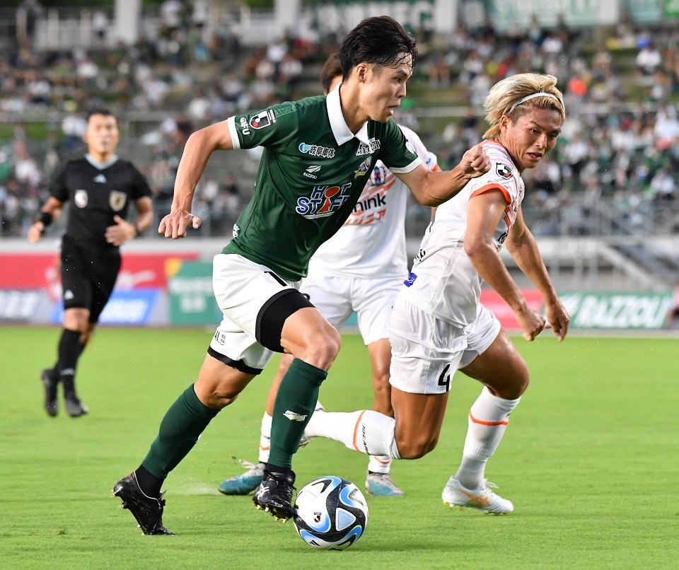 ＦＣ岐阜×愛媛＝前半、右サイド深くまで攻め込むＦＣ岐阜のＤＦ生地＝長良川競技場