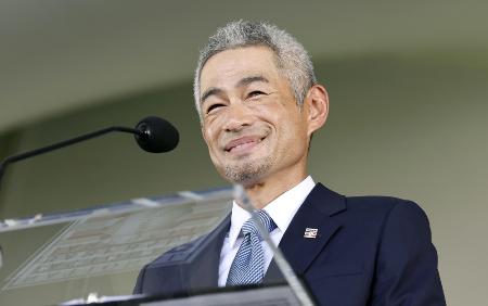 　アジア人で初めて米国野球殿堂入りし、表彰式典でスピーチするイチローさん＝ニューヨーク州クーパーズタウン（ゲッティ＝共同）