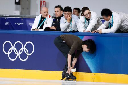 　練習中に靴をテープで巻く三浦佳生＝ミラノ（共同）