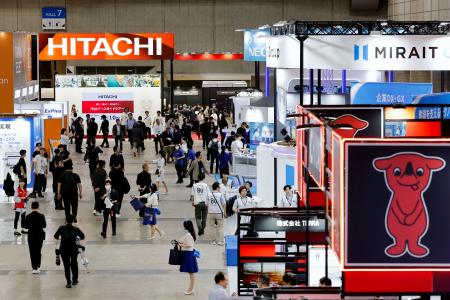 　開幕した最新ＩＴの展示会「ＣＥＡＴＥＣ２０２６」＝１３日午前、千葉市の幕張メッセ