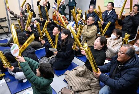 　パブリックビューイング会場で、スノーボード女子ビッグエアの村瀬心椛選手の活躍に盛り上がる人たち＝１０日早朝、岐阜市