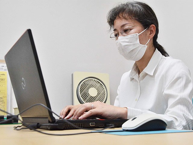 事実婚した夫と法律事務所を立ち上げ、仕事に励む林真由美さん。「夫婦同姓の規定は既に破綻している」と指摘する＝２３日午後４時５９分、美濃加茂市太田町、みのかも法律事務所