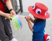 　万博会場で無料配布されている「まいごリストバンド」を選ぶ子ども＝５月、大阪市此花区の夢洲