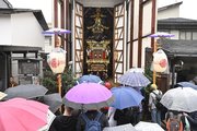 雨のため、屋台蔵で披露されたお囃子に集まる観光客ら＝９日午前、岐阜県高山市