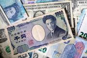 　円、ドル、ユーロなどの紙幣（ロイター＝共同）
