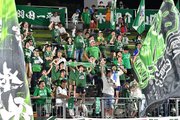 チャントを歌って選手を鼓舞するＦＣ岐阜のサポーターたち＝長良川競技場
