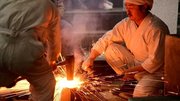 １４００度まで熱した玉鋼に大つちが振り落とされると、激しい火花が周囲に飛び散る。鍛錬の見せ場の一つだ