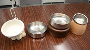 左端が１５年ほど前に開発したフードボウル。試作を重ね、右端のボウルを完成させた